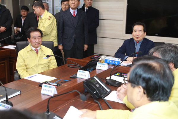 ▲ 정세균 국회의장이 16일 진천군을 방문해 AI 피해 현황과 방역대책 추진 상황을 보고 받고 있다.ⓒ진천군