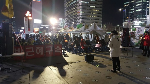 ▲ '박근혜퇴진운동본부' 회원 20여 명이 15일 광화문광장에서 촛불집회를 벌였다. ⓒ뉴데일리 이길호 기자