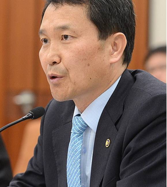 ▲ 한국마사호 회장으로 19일 취임하게 될 이양호 전 농진청장이 재직시 국회의원의 질의에 답벼하는 모습ⓒ뉴시스