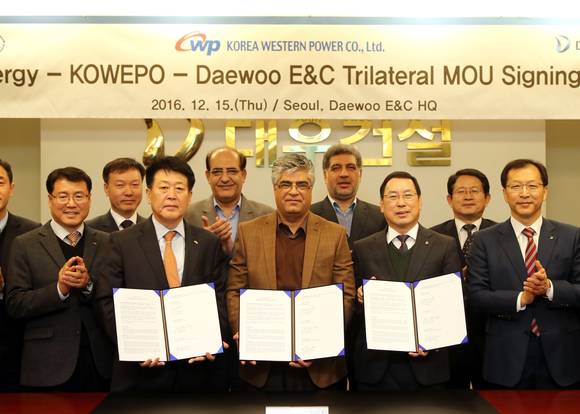 ▲ (앞줄 좌로부터) 한국서부발전 한상운 해외사업운영팀장, 송재섭 신성장사업처장, 고하르 에너지 페이맨 칸난 부사장, 대우건설 김상렬 해외영업본부장, 백종현 플랜트사업본부장. ⓒ대우건설