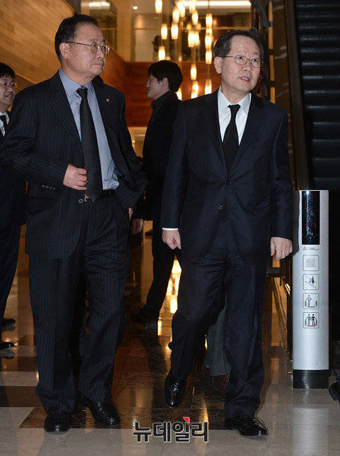 ▲ 한화그룹 금춘수 부회장(오른쪽)과 한화케미칼 김창범 사장(왼쪽)의 모습.ⓒ정상윤 기자