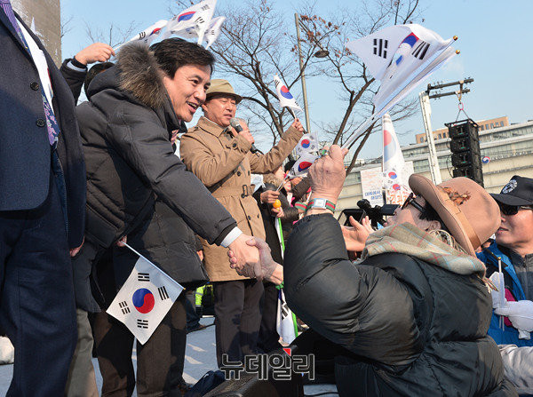 김진태 새누리당 의원이 17일 오후 서울 종로구 세종로공원에서 열린 애국단체의 '탄핵 무효'집회에 참석해 시민들과 인사를 나누고 있다. ⓒ뉴데일리 정상윤 기자