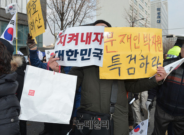 ▲ 17일 애국집회에서는 "유엔 북한인권결의안 사전 결재 의혹에 대한 특검도 진행해야 한다"는 목소리가 나왔다. ⓒ뉴데일리 정상윤 기자