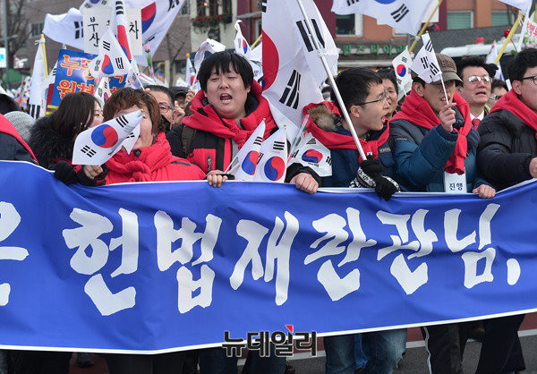 ▲ 17일 '대통령 탄핵 무효' 애국집회에 참석한 청년들이 헌재의 공정한 심판을 요구하며 시가행진을 벌이고 있다. ⓒ뉴데일리 정상윤 기자