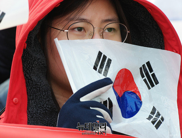 ▲ 17일 오전 서울 종로구 안국역 인근에서 열린 '탄핵 무효' 애국집회에 참석한 시민이 태극기를 들고 있다. ⓒ뉴데일리 정상윤 기자