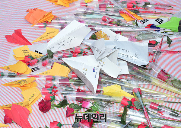 ▲ '탄핵 반대' 애국집회에 참석한 시민들은 청와대 인근에 있는 세움 아트스페이스 앞까지 행진해 직접 준비한 장미꽃과 손편지를 놓고 오는 퍼포먼스를 벌였다. ⓒ뉴데일리 정상윤 기자