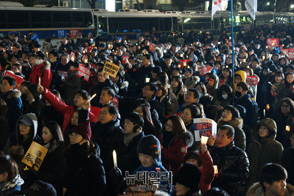 ▲ 18일 광화문광장 일대에서 '박근혜 대통령 즉각 퇴진'을 요구하는 8차 촛불집회가 열렸다. ⓒ뉴데일리 정상윤 기자