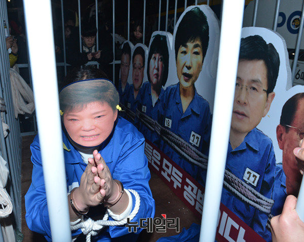 ▲ '박근혜 퇴진 비상국민행동'이 대통령과 황교안 권한대행의 구속을 촉구하는 퍼포먼스를 하고 있다. ⓒ뉴데일리 정상윤 기자