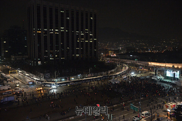 ▲ 18일 광화문광장에서 열린 '8차 촛불집회' 전경. ⓒ뉴데일리 정상윤 기자