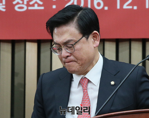 ▲ 새누리당 정우택 원내대표(사진)가 지난 16일 원내대표로 선출된 직후 소감을 말하다, 감정이 북받치는 듯한 표정을 보이고 있다. ⓒ뉴데일리 이종현 기자