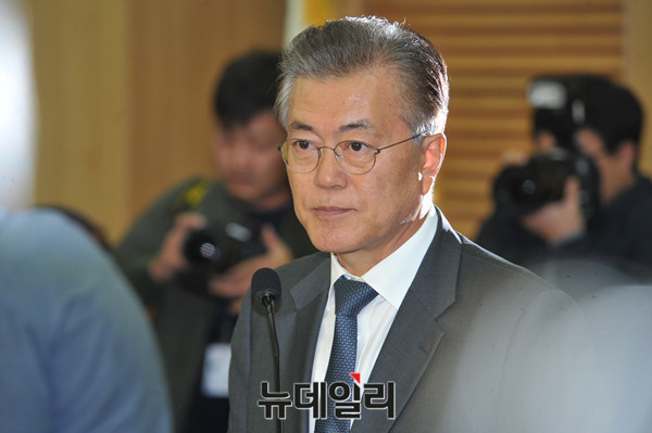 ▲ 문재인 전 대표가 7일 서울 여의도 국회 앞에서 열린 '국민과 함께하는 여의도 촛불'에 참석해 촛불을 들고 있다. ⓒ뉴시스