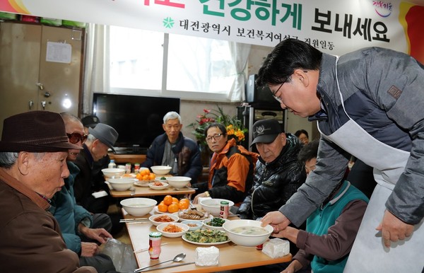 ▲ 권선택 대전시장이 17일 대덕구에서 노인들에게 떡국 배식을 하고 있다.ⓒ대전시