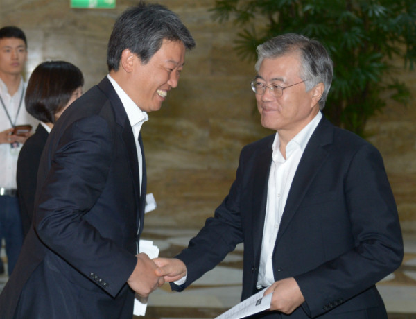 ▲ 민주당 문재인 전 대표가 구 통합진보당 김선동 전 의원으로부터 이석기 의원 체포동의안 반대 투표를 당부하는 내용의 유인물을 받고 악수를 하며 격려하고 있는 모습. ⓒ뉴시스 사진DB