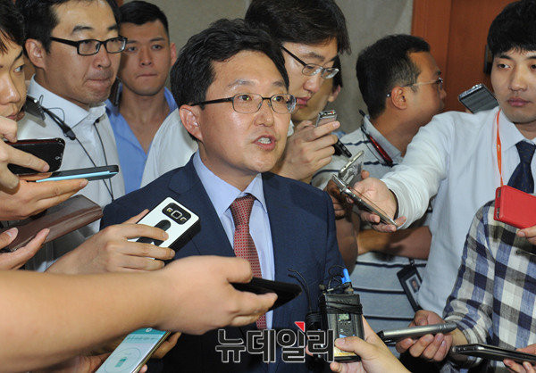 ▲ 새누리당을 탈당한 무소속 김용태 의원은 18일 의원회관에서 열린 탈당파 회동에서 새누리당 유승민 전 원내대표를 향해 탈당과 신당 합류를 호소했다. ⓒ뉴데일리 이종현 기자