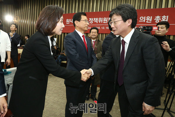 ▲ 새누리당 유승민 전 원내대표가 지난 16일 원내대표 경선에서 투표를 마친 뒤 나경원 의원과 악수를 나누고 있다. ⓒ뉴데일리 이종현 기자