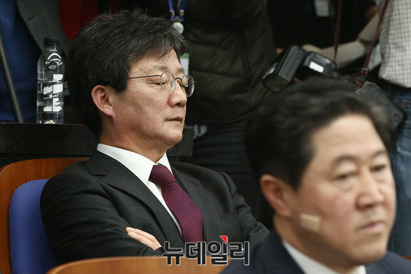 ▲ 새누리당 유승민 전 원내대표가 지난 16일 원내대표 경선에서 정우택 의원의 당선이 선언된 직후 눈을 감고 생각에 잠겨 있다. ⓒ뉴데일리 이종현 기자