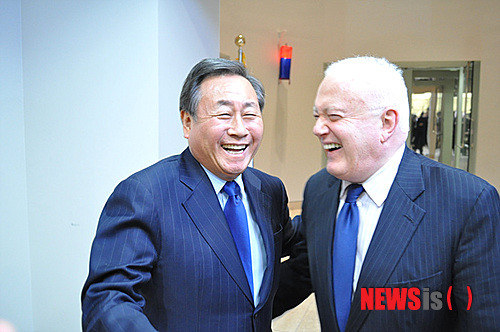 ▲ 지난 2013년 김숙 대사와 유엔대표부 직원이 환하게 웃고 있는 모습. ⓒ뉴시스