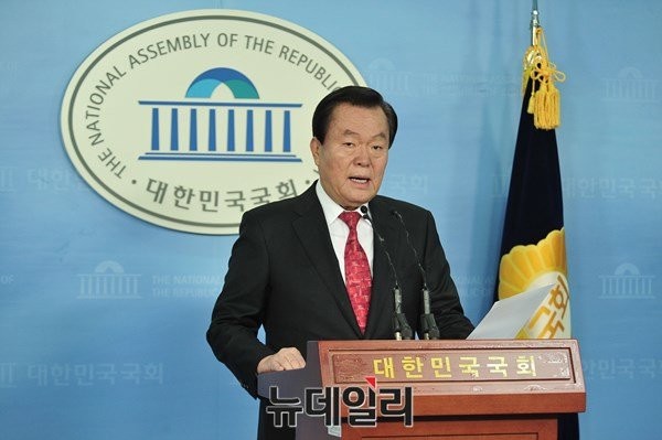 ▲ 새천년민주당 김경재 의원은 지난 2003년 11·28 전당대회에서 이 전당대회는 노무현 전 대통령이 저지른 역사에 대한 죄악과 인류에 대한 죄악을 공개하는 자리라고 천명했다. 이 전당대회가 치러진 직후 새천년민주당의 정당 지지율은 한나라당과 열우당을 제치고 1위가 됐다. ⓒ뉴데일리 이종현 기자