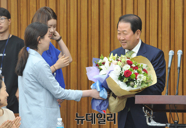 ▲ 국민의당 전당대회준비위원장을 맡은 박주선 국회부의장이 13년 전에 그랬던 것처럼 전당대회를 계기로 정체에 빠진 정당 지지율을 끌어올리는 반등의 마법을 보여줄 수 있을지 관심이 쏠린다. 사진은 국회부의장으로 선출된 직후 당원들로부터 축하의 꽃다발을 받고 있는 박주선 의원. ⓒ뉴데일리 이종현 기자