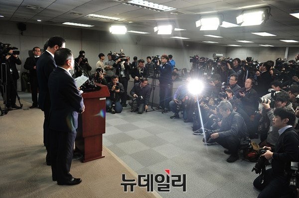 ▲ 18일 국회에서 기자회견을 열고 전당대회 출마를 선언한 문병호 전 의원은 지난해 12월 17일 새정치민주연합 탈당 당시를 상기시키며 문재인 전 대표의 대선 불출마를 촉구했다. 사진은 지난해 12월 17일 문병호 전 의원의 탈당 기자회견장에 운집해 있는 취재진의 모습. ⓒ뉴데일리 이종현 기자