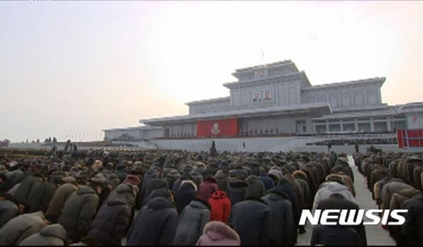 北선전매체들은 지난 17일 김정은이 참석한 가운데 '김정일 사망 5주기 추모행사'가 평양에서 대규모로 열렸다고 전했다. ⓒ뉴시스. 무단전재 및 재배포 금지.