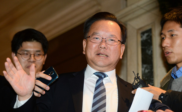 ▲ 더불어민주당 김부겸 의원이 지난 1일 오전 추미애 대표와 새누리당 김무성 전 대표가 회동을 하고 있는 서울 여의도 켄싱턴 호텔에서 조찬 모임 후 취재진의 질문을 받고 있다. ⓒ뉴시스 사진DB