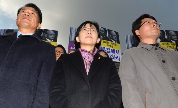 ▲ 이정희 전 통합진보당 대표(가운데) 등이 19일 오전 서울 종로구 헌법재판소 앞에서 열린 민중연합당 주최 ‘청와대-헌법재판소 커넥션 규탄 기자회견’에 참석하고 있다. ⓒ뉴시스