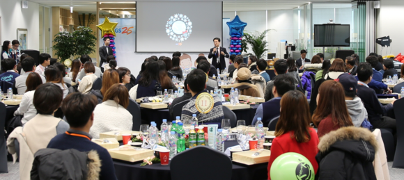 ▲ 조윤성 GS리테일 편의점사업부대표가 스토어매니저 스타데이에 참석해 우수 스토어매니저에게 감사의 마음을 전하고 있다. ⓒGS25