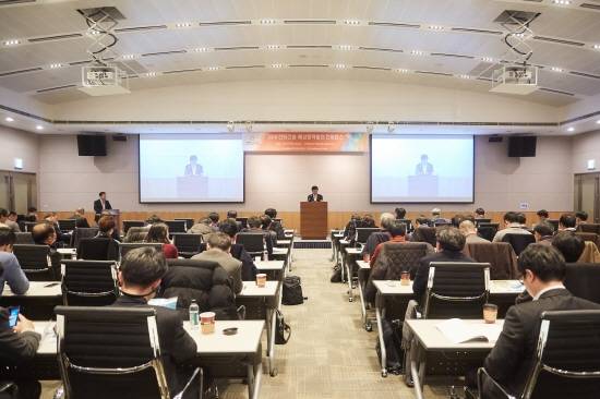 ▲ 여의도 전경련 컨퍼런스센터에서 '2016한화건설 해상풍력발전 컨퍼런스'에서 정인철 토목환경사업본부장이 환영사를 하고 있다. ⓒ 한화건설