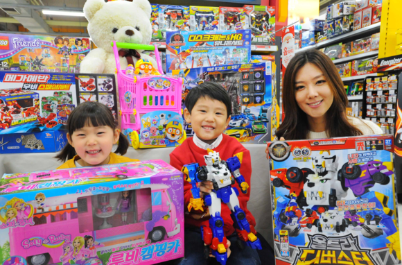 ▲ 19일 홈플러스 강서점에서 모델들이 크리스마스 완구를 선보이고 있다. ⓒ홈플러스