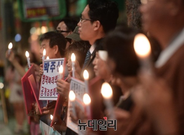 ▲ 지난해 8월17~18일 이틀간 의료혁신투쟁위 소속 의사들과 시민들이 서울시장공관이 있는 종로구 가회동 주민센터 앞에서, 박원순 서울시장 아들 박주신씨의 병역비리의혹 진상규명을 촉구하는 철야 촛불집회를 열었다. ⓒ 뉴데일리 정상윤 기자