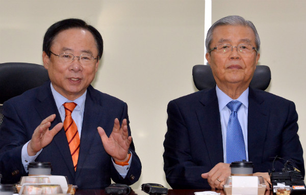 ▲ 새누리당 개헌추진회의 이주영 대표의원이 20일 의원회관에서 열린 초청 간담회에서 더불어민주당 김종인 전 대표를 소개하고 있다. ⓒ뉴시스 사진DB