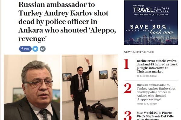 지난 19일 오후(현지시간) 터키 앙카라 현대미술관에서 안드레이 카를로프 駐터키 러시아 대사가 암살당했다. 왼쪽은 러시아 대사, 오른쪽은 암살범이다. ⓒ英텔레그라프 관련보도 화면캡쳐