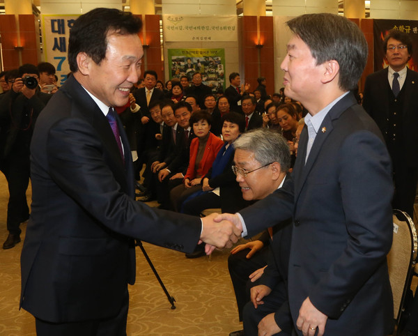 ▲ 동아시아미래재단 창립 10주년 기념식이 열린 13일 오후 서울 용산구 백범김구기념관 컨벤션홀에서 손학규 동아시아미래재단 상임고문이 안철수 전 국민의당 대표와 악수하고 있다. ⓒ뉴시스 사진DB