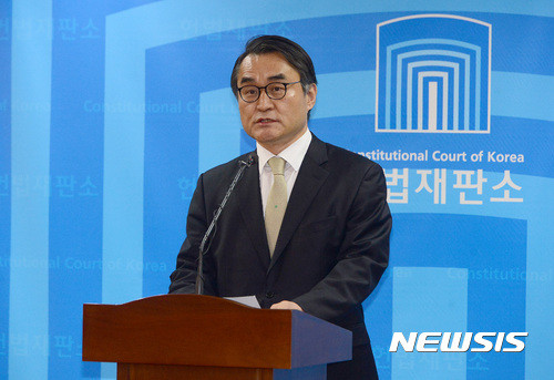 ▲ 20일 오후 서울 종로구 헌법재판소에서 배보윤 공보관이 대통령 탄핵 관련 재판관 전체회의에 대한 브리핑을 하고 있다. ⓒ뉴시스