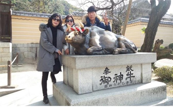 ▲ 도로공사 통도사휴게소 해외연수 직원들이 일본 연수지에서 기념촬영하고 있는 모습.ⓒ통도사휴게소 제공