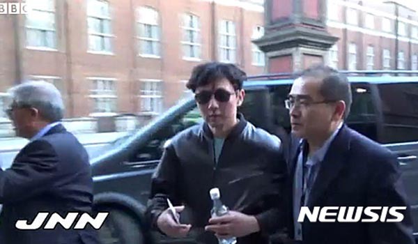 ▲ 2015년 英런던에 에릭 클립톤 공연을 보러 온 김정철(왼쪽)을 수행하는 태영호 前공사. ⓒ뉴시스. 무단전재 및 재배포 금지.