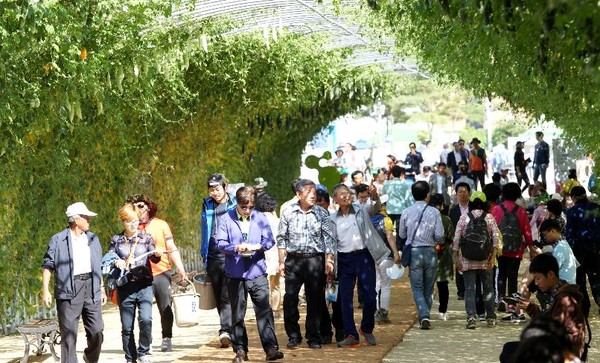 ▲ 충북도가 20일 지난해 110만명의 관람객을 기록하며 지역브랜드로 자리잡은 괴산유기농산업엑스포(관람객 사진) 등 지역특성을 살린 3단계 지역균형발전 전략을 수립했다.ⓒ충북도