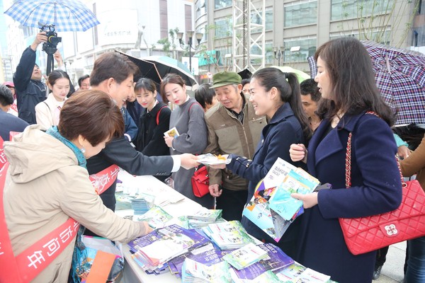 ▲ 권영진 대구시장이 최근 직접 관광업계 관련 단체와 함께 ‘중국시장 개척단’을 꾸려 충칭 해방로 로드쇼에서 대구시를 홍보하고 있다.ⓒ대구시 제공