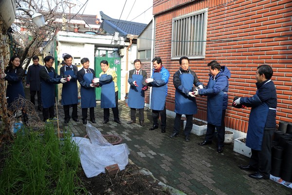▲ 대구시의회가 20일 대구 중구 조소득층 가구를 위한 ‘사랑의 연탄나눔 운동’을 전개했다.ⓒ대구시의회 제공