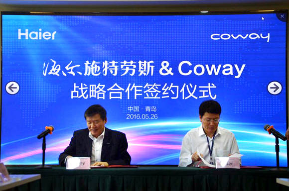 (왼쪽부터)김용성 코웨이 해외사업본부장과 씨에 쥐 즐 하이얼 부총재가 전략적 판매 협약 강화를 위한 MOU를 체결하며 계약서에 서명하고 있는 모습.ⓒ코웨이