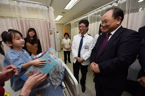 ▲ 노재봉 효성나눔봉사단장(부사장, 오른쪽 첫번째)이 강동경희대병원을 찾아 미소원정대의 후속치료 환자인 린단을 위로 방문했다.ⓒ효성그룹