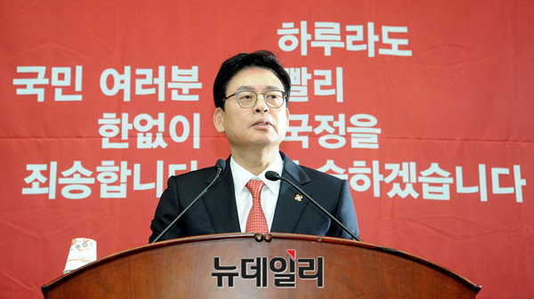 ▲ 새누리당 정우택 원내대표가 21일 라디오에서 "유승민 의원을 비대위원장으로 임명하는 것에 대해 거절한 적이 없다"고 주장했다. ⓒ뉴데일리 이종현 기자