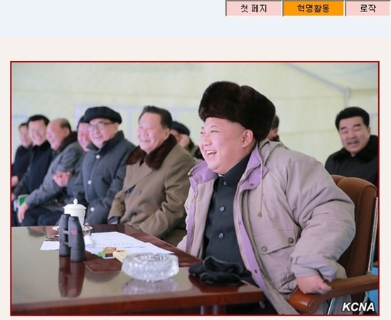 ▲ 김정은의 특별지시로 북한의 후방총국이 국경경비대 병사들에게 물자 공급을 늘린 것으로 알려졌다. 그러나 병사들 사이에서 설사병이 도는 등 후방총국이 불량식품을 공급한 것이 아니냐는 의혹이 일고 있다고 한다. 사진은 마식령 스키장을 방문한 김정은 관련 북한 관영 '조선중앙통신' 보도 일부.ⓒ北선전매체 홈페이지 캡쳐