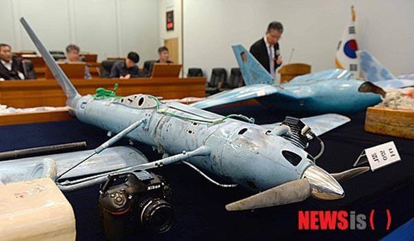 ▲ '미국의 소리' 방송이 유엔 안보리 대북제재 1718위원회 전문가 보고서를 인용, "북한은 300여 대의 무인기를 보유하고 있다"고 보도했다. 사진은 2014년 11월 대전 국방과학연구소 국감 당시 전시된, 백령도에서 수거한 북한 무인기. ⓒ뉴시스. 무단전재 및 재배포 금지.