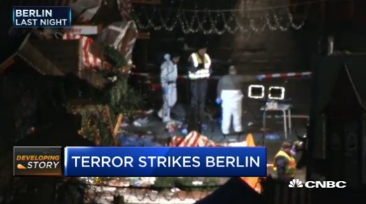 ▲ 19일(현지시간) 독일 베를린에서 대형 트럭이 시속 65km의 속도로 크리스마스 마켓을 둘러보던 사람들을 덮쳐 현재까지 12명이 사망하고 48명이 부상당했다. 사진은 美'CNBC' 관련 보도 일부.ⓒ美'CNBC' 보도영상 캡쳐