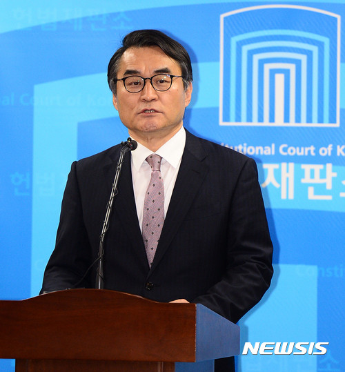 ▲ 배보윤 헌법재판소 공보관이 21일 오후 서울 종로구 헌법재판소에서 탄핵심판 준비절차기일을 앞두고한 재판관 전체회의에 대한 브리핑을 하고 있다. ⓒ뉴시스