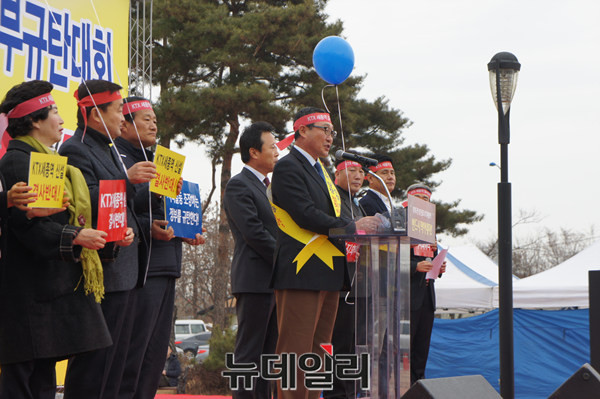 ▲ 윤홍중 공주시의회 의장이 황영호 청주시의회 의장을 비롯한 시의원들과 규탄사를 발표하고 있다.ⓒ김종혁 기자
