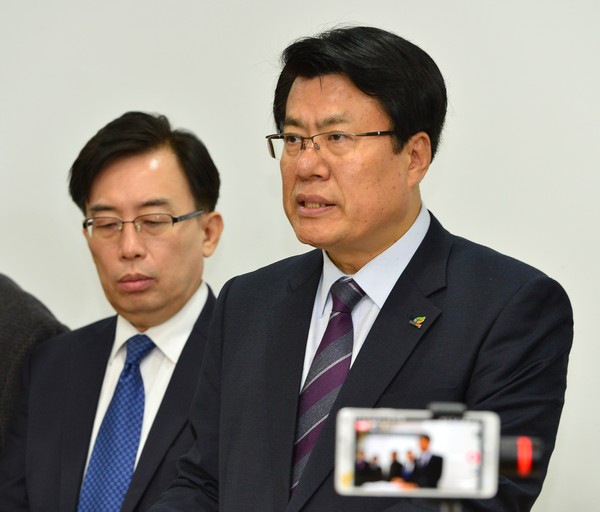 ▲ 이근규 제천시장(오른쪽)이 21일 기자회견을 통해 시의회가 계속비사업 창작클러스터사업 예산 삭감과 관련해 법적대응 입장을 밝히고 있다.ⓒ제천시