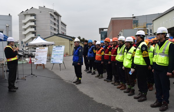 ▲ 코레일 충북본부 직원들이 제천차량사업소에서 철도사고 대비 합동훈련을 하고 있다.ⓒ코레일 충북본부